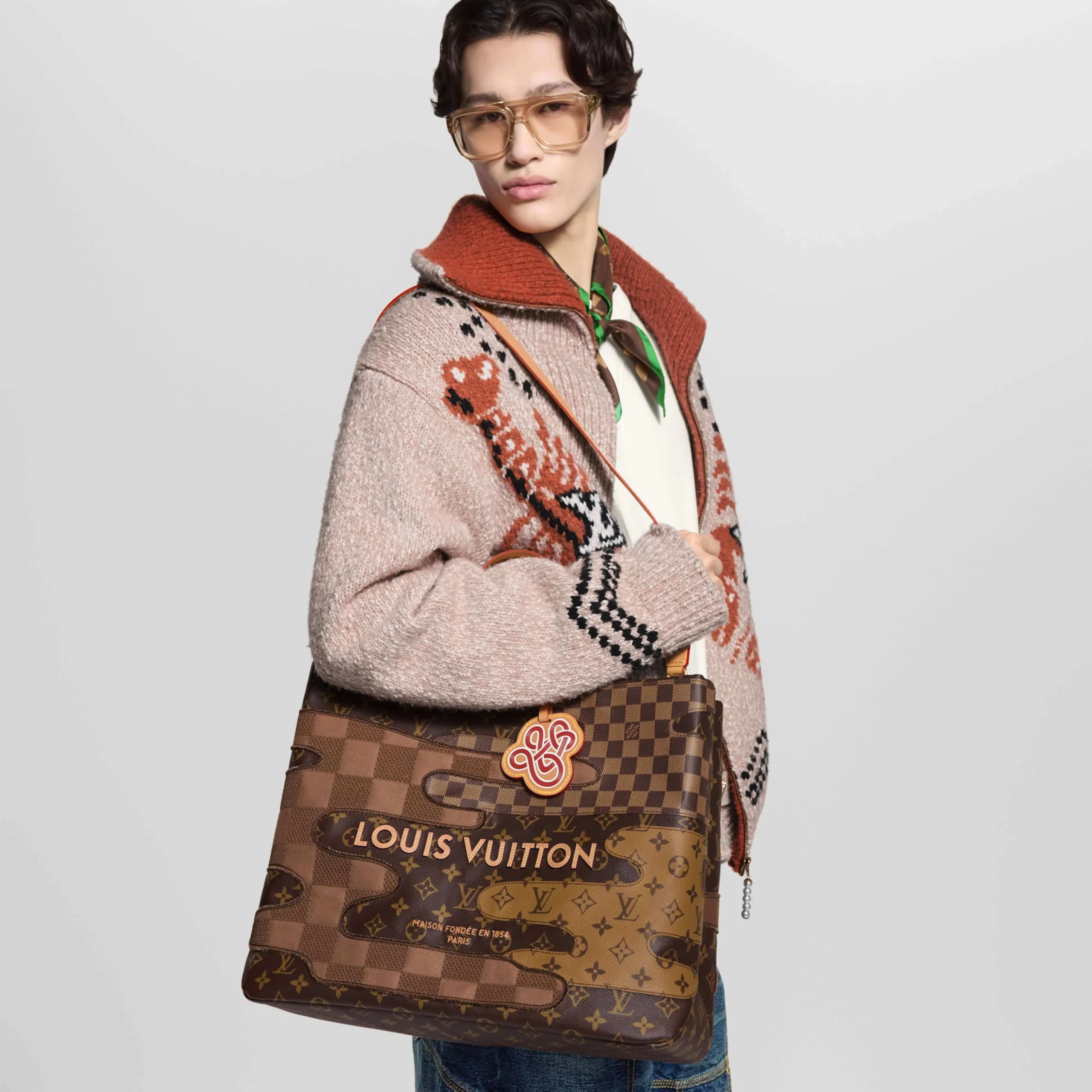 louis-vuitton-shopper-tote-mm--M15274_PM1_Cropped worn view (1) (1)